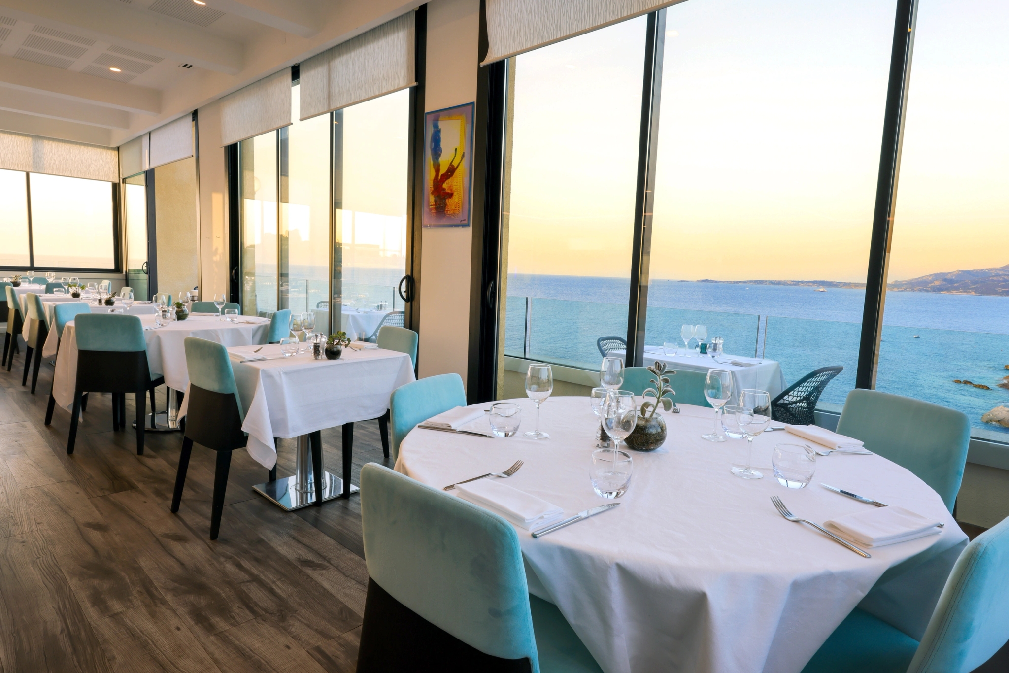 Salle de restaurant panoramique de l'Hôtel Saint-Christophe à Calvi offrant une vue sur la mer Méditerranée 