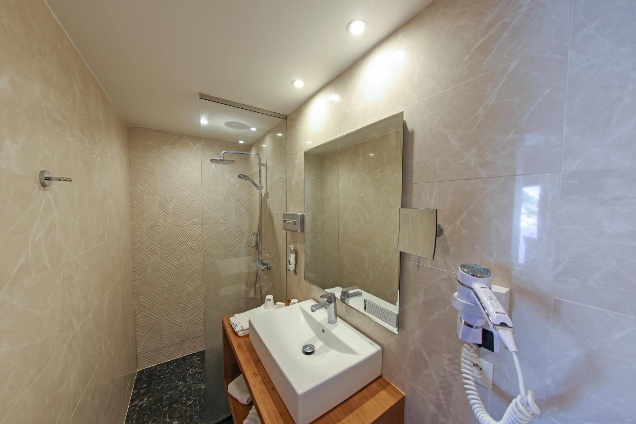 Salle d’eau élégante avec finitions sobres dans une chambre Supérieure triple en Haute-Corse
