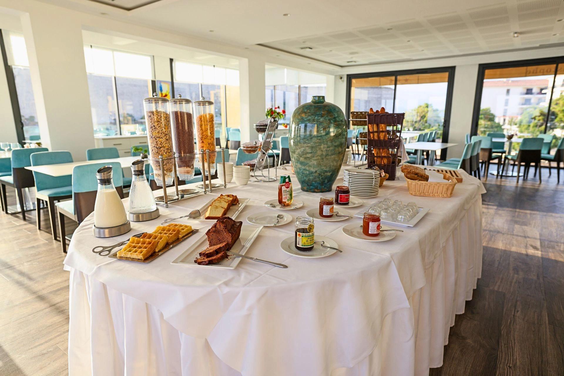 Vue sur la Méditerranée depuis la salle de petit-déjeuner de l'Hôtel Saint-Christophe à Calvi