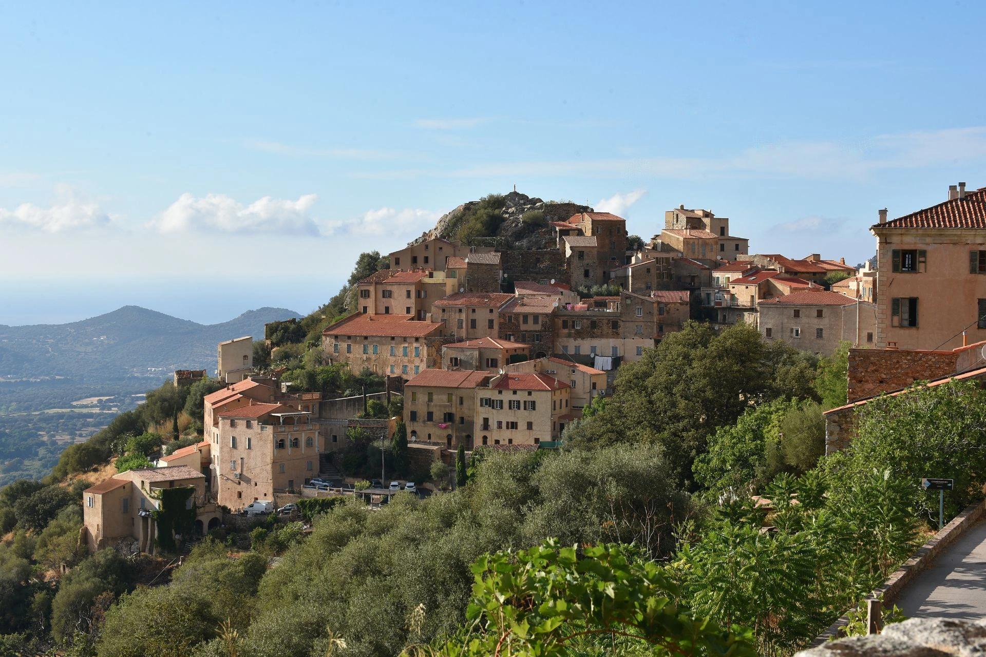 Village pittoresque de Sant'Antonino perché sur une colline, offrant une vue imprenable sur la Balagne