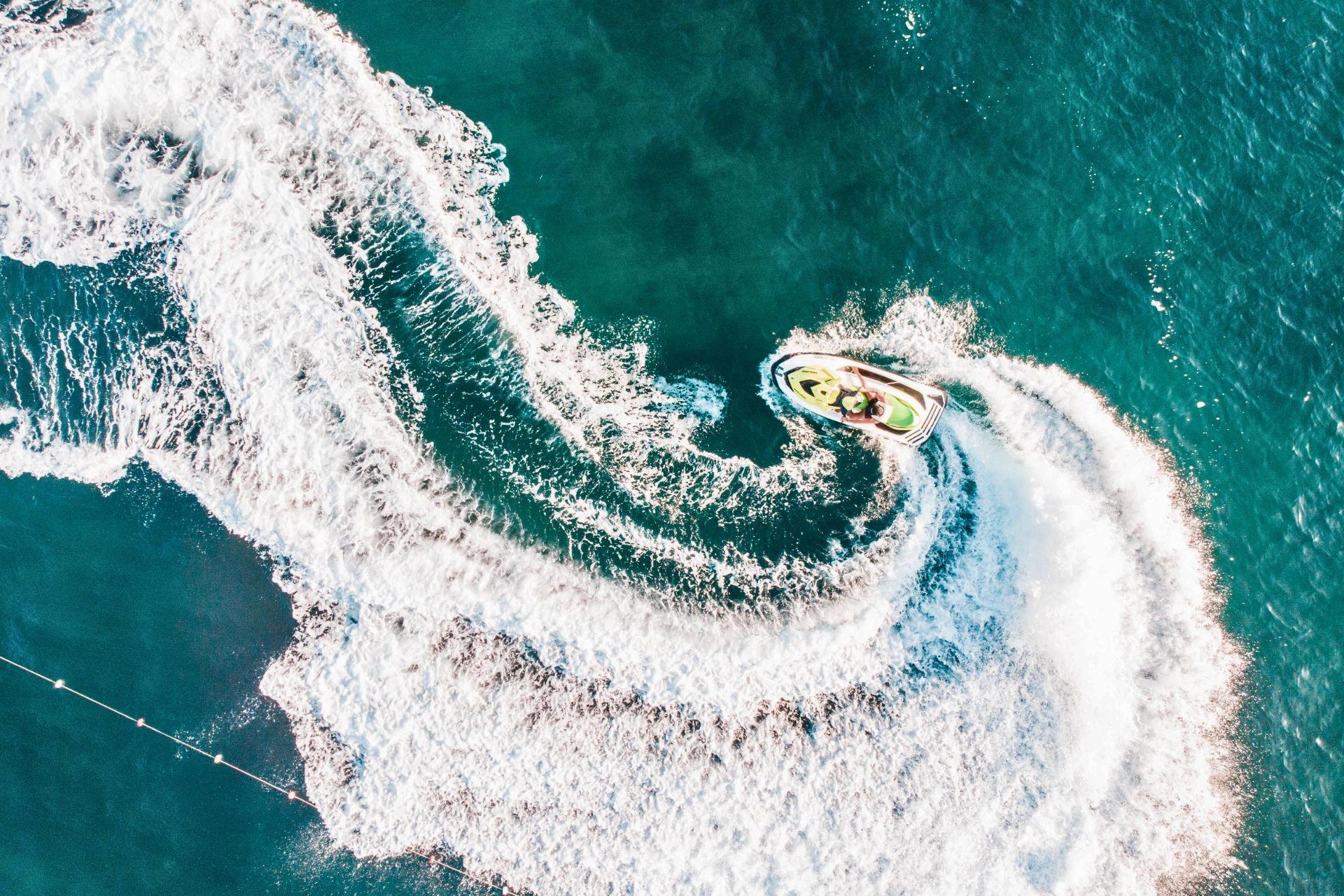 Sortie bateau dans les eaux turquoise de la Méditerranée à Calvi, en Haute-Corse