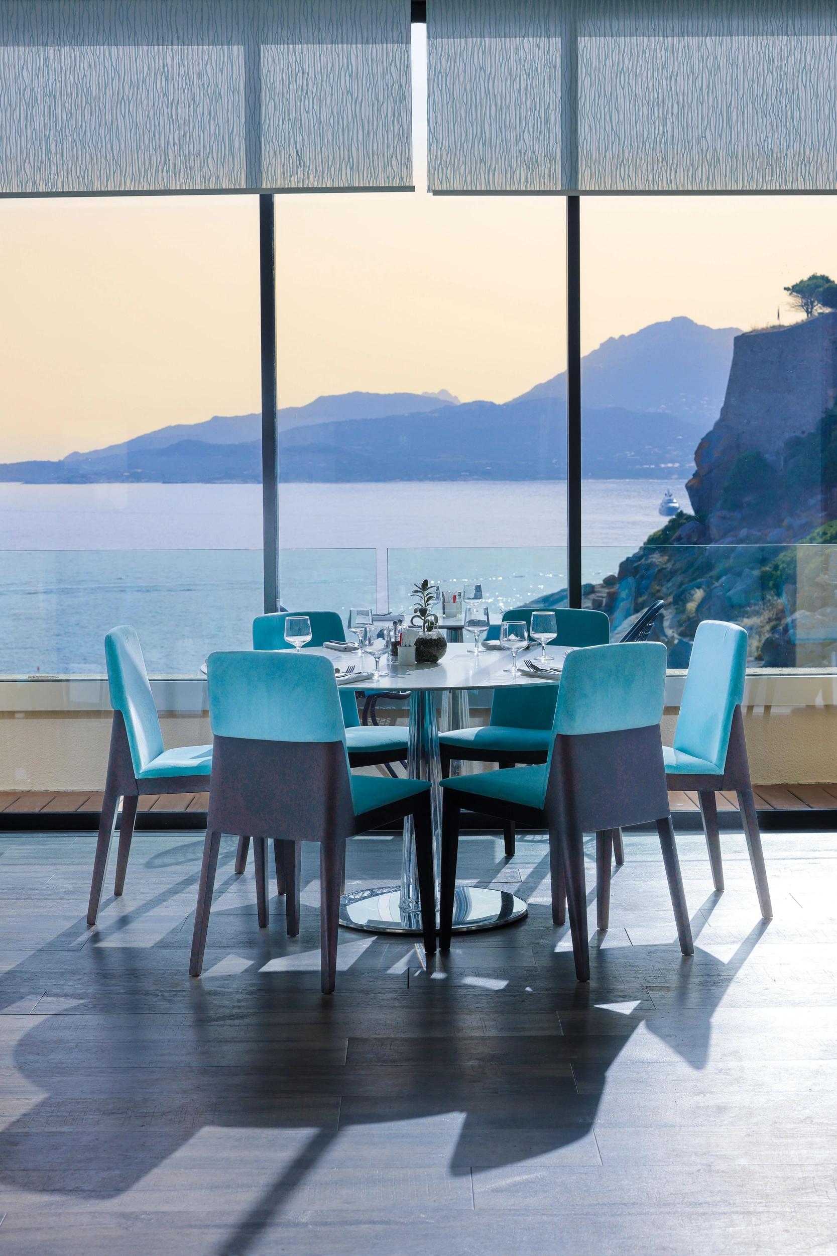 Vue sur la Méditerranée depuis la salle de petit-déjeuner de l'Hôtel Saint-Christophe en Balagne