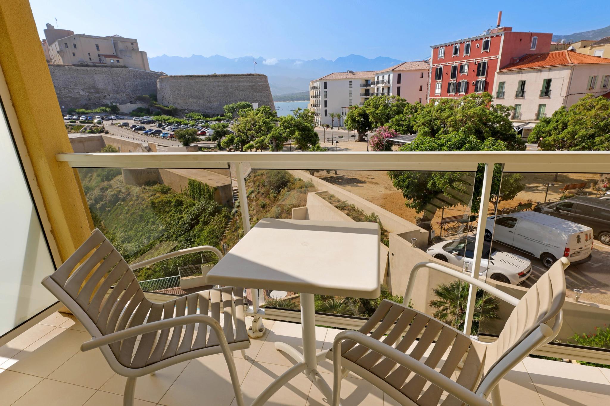 Balcon avec vue sur la citadelle de Calvi