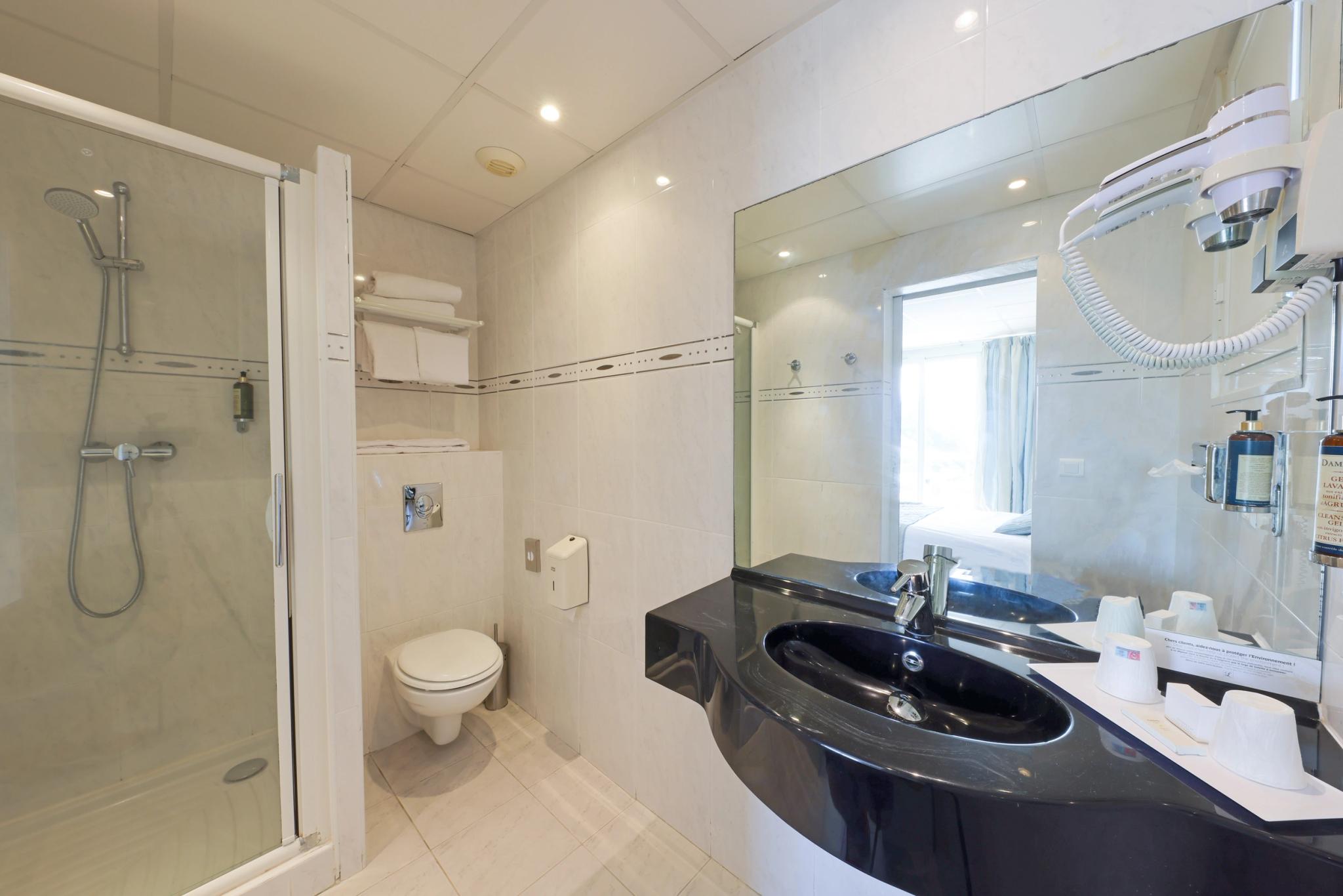 Salle d’eau attenante à une chambre double ou twin vue mer frontale à l’Hôtel Saint-Christophe en Balagne