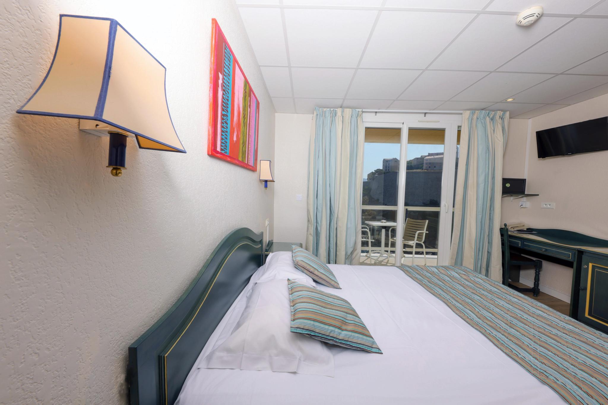 Chambre Standard à l’Hôtel Saint-Christophe à Calvi avec vue frontale sur la mer Méditerranée