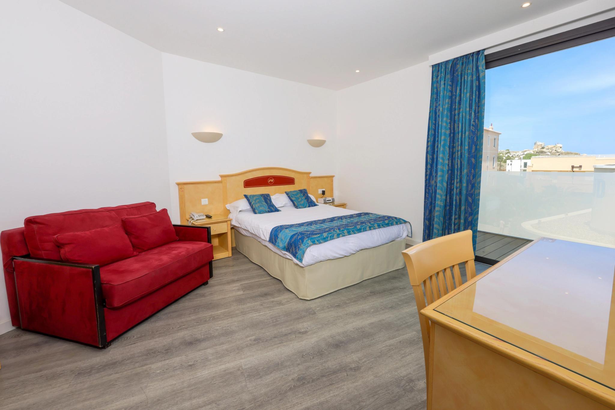 Chambre Standard spacieuse à Calvi avec couchages pour quatre et balcon vue mer latérale