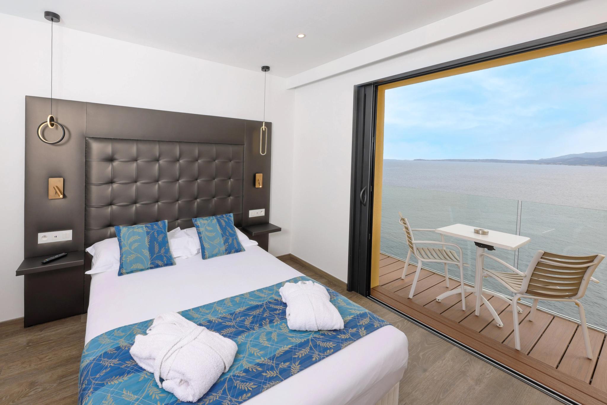 Chambre double avec ouverture directe sur la mer Méditerranée depuis l’Hôtel Saint-Christophe à Calvi