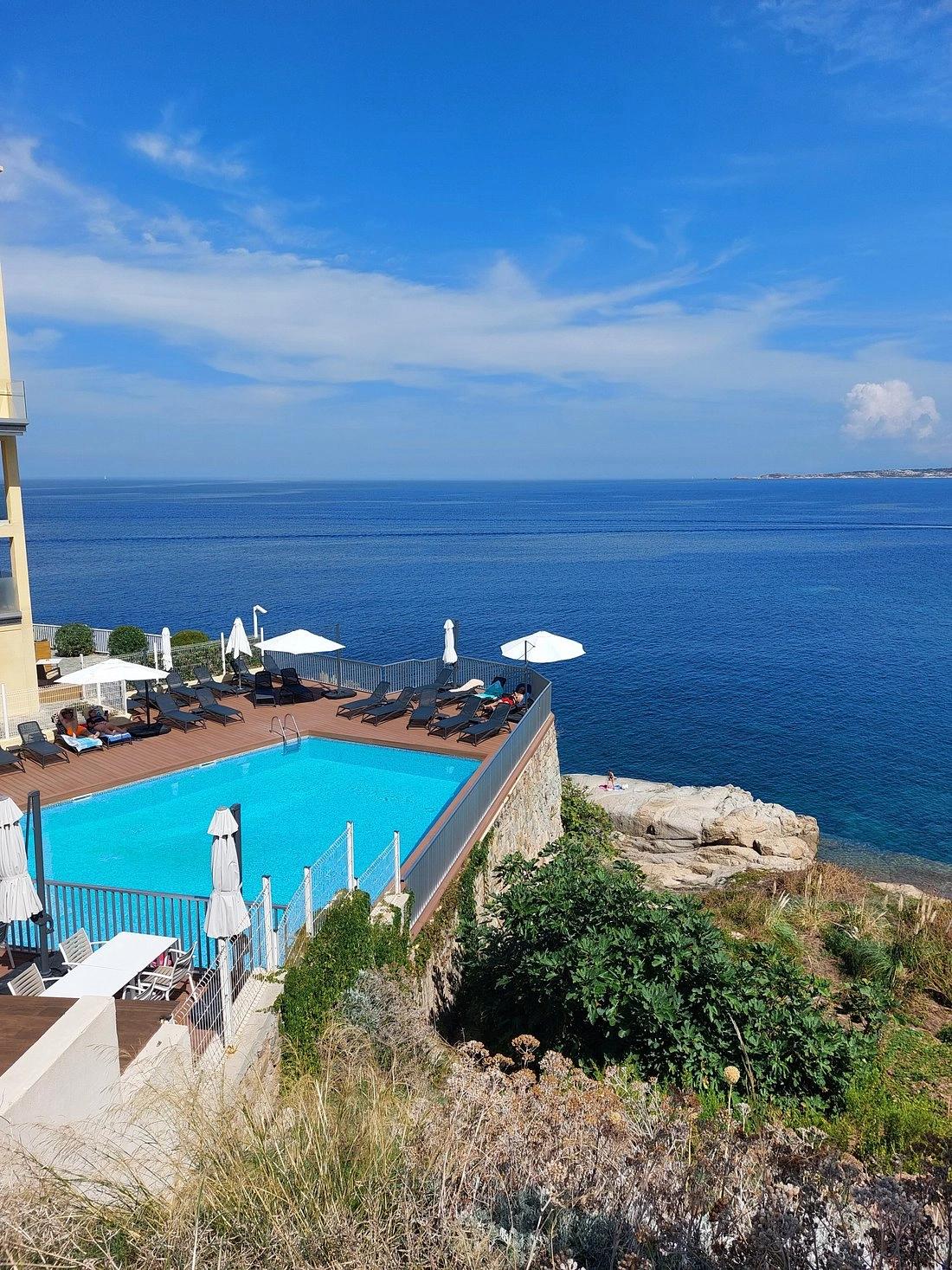 Vue imprenable depuis la piscine de l'Hôtel Saint-Christophe en Haute-Corse, avec la Citadelle de Calvi en arrière-plan