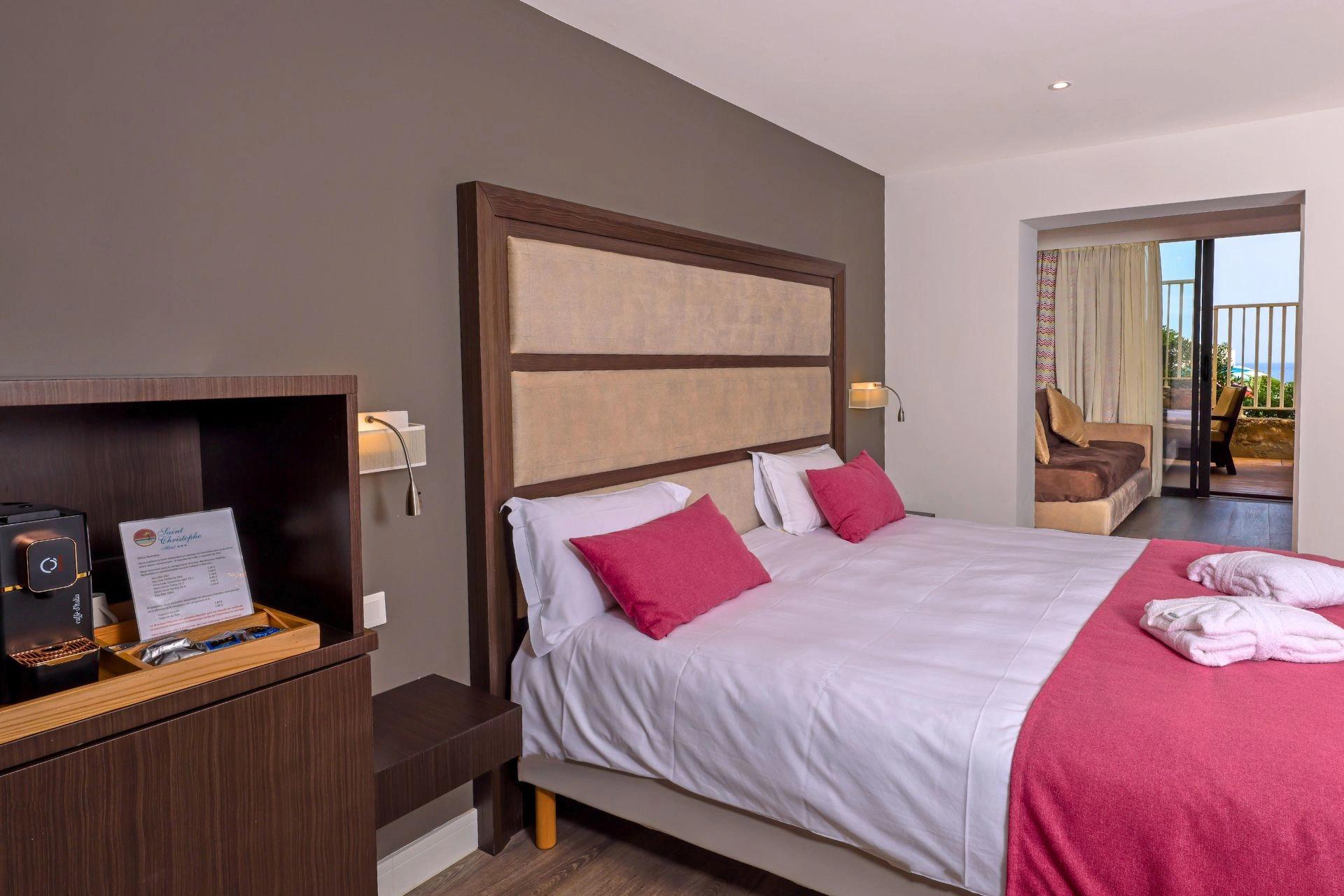 Chambre triple spacieuse à l’Hôtel Saint-Christophe à Calvi avec vue sur le jardin méditerranéen
