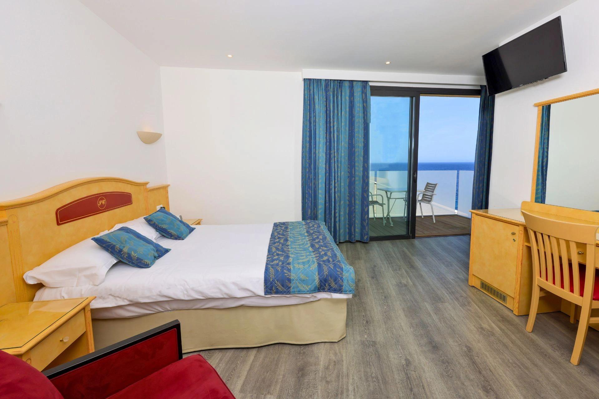 Chambre quadruple à l’Hôtel Saint-Christophe à Calvi avec vue partielle sur la mer Méditerranée