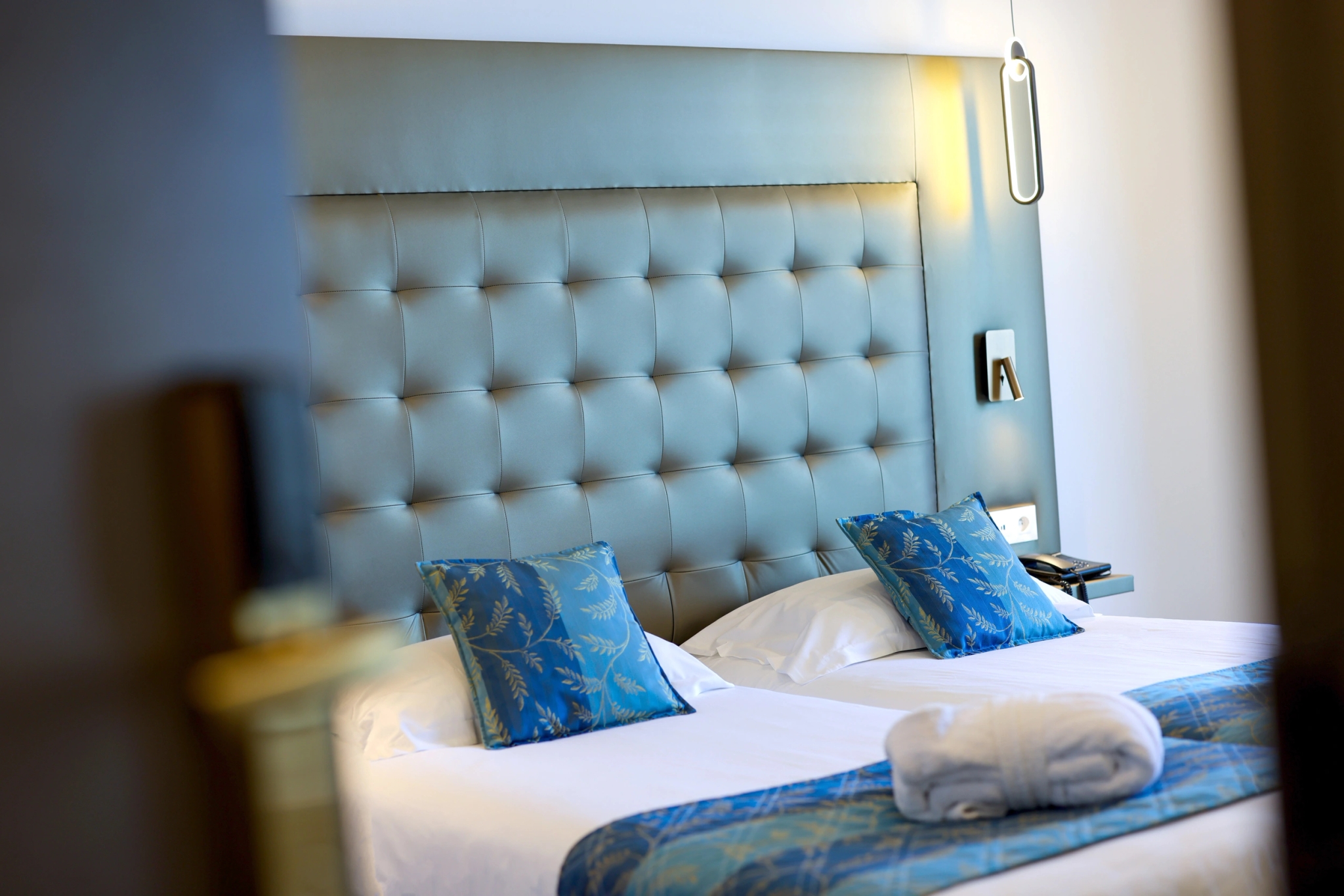 Chambre double lumineuse de l'Hôtel Saint-Christophe à Calvi