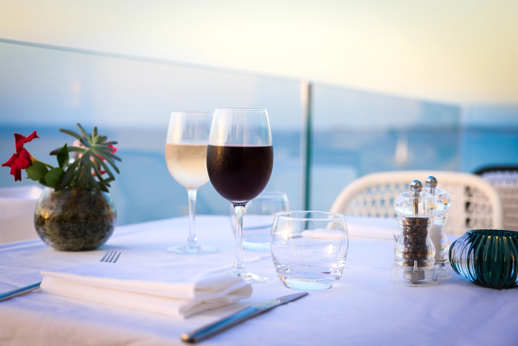 alle de restaurant de l'Hôtel Saint-Christophe avec vue sur la mer et la Citadelle de Calvi
